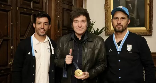 "El Maligno" Torres Gil y el presidente Javier Milei, con la medalla de oro.