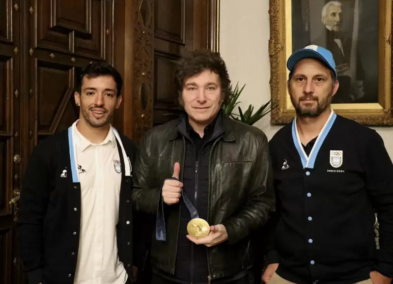 "El Maligno" Torres Gil y el presidente Javier Milei, con la medalla de oro.