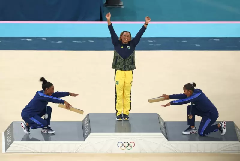 Rebeca Andrade en el podio de los Juegos Olmpicos.