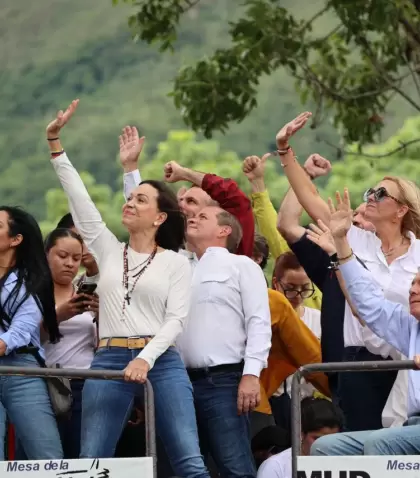 Mara Corina Machado y Edmundo Gonzlez Urrutia en una caravana a la Asamblea en Los Palos Grandes