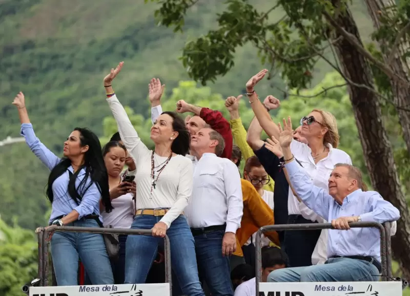 Mara Corina Machado y Edmundo Gonzlez Urrutia en una caravana a la Asamblea en Los Palos Grandes