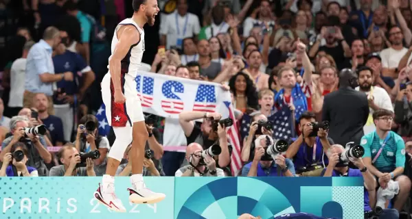 El festejo de Stephen Curry en el triunfo de Estados Unidos frente a Serbia por las semis de b�squet de los Juegos Ol�mpicos Par�s 2024
