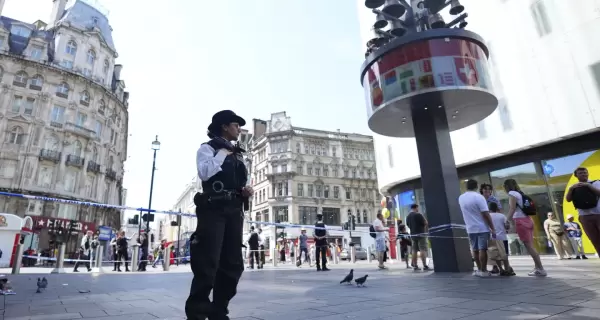 Una polica frente a la escena del crimen en Leicester, Londres