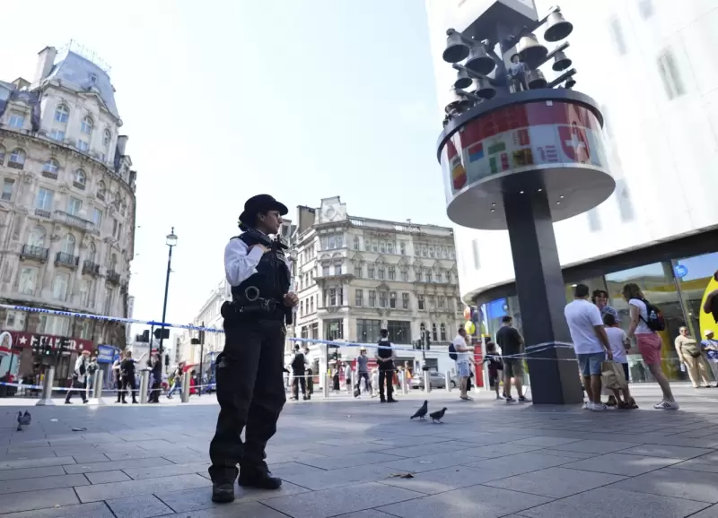 Una polica frente a la escena del crimen en Leicester, Londres