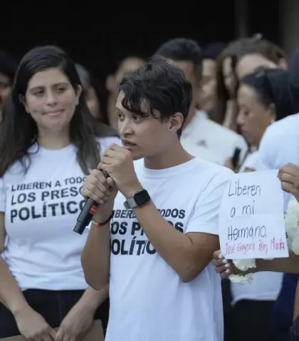 Un familiar de un manifestante detenido durante la represi�n gubernamental habla en una vigilia en Caracas, Venezuela, el jueves 8 de agosto de 2024