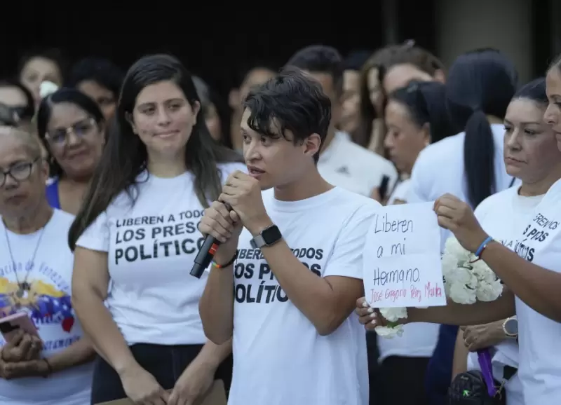 Un familiar de un manifestante detenido durante la represin gubernamental habla en una vigilia en Caracas, Venezuela, el jueves 8 de agosto de 2024