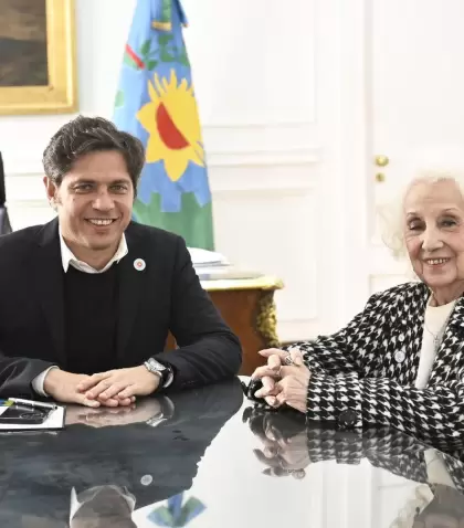 Axel Kicillof junto a Estela de Carlotto