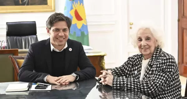 Axel Kicillof junto a Estela de Carlotto