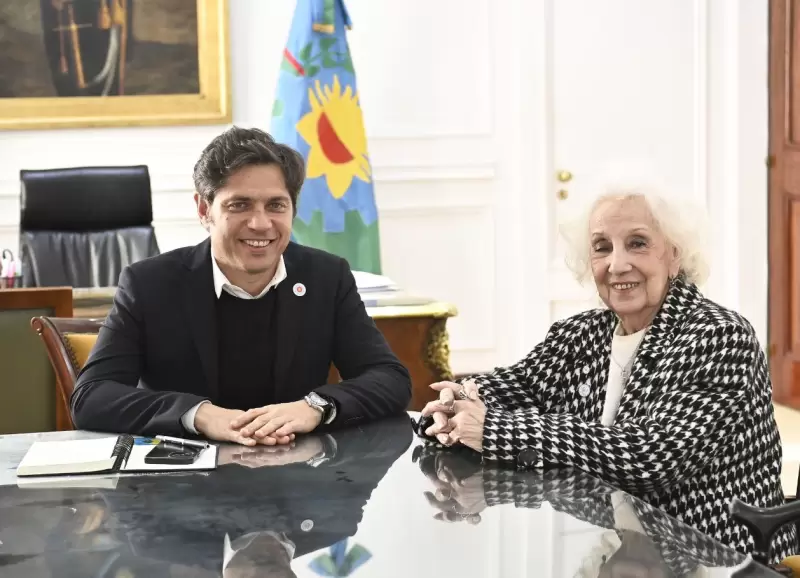 Axel Kicillof junto a Estela de Carlotto