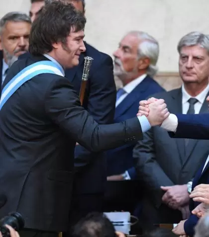 Mauricio Macri saluda a Javier Milei en su asunci�n