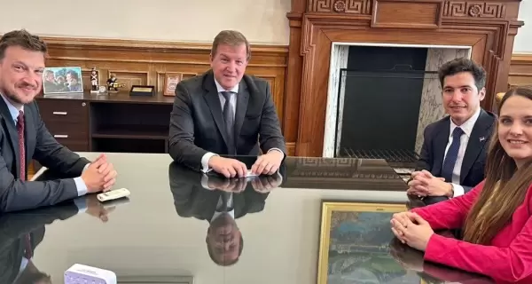A la izquierda, Germ�n Kiczka. En el centro, Eduardo Serenellini. Ambos se reunieron en Casa Rosada el 1� de agosto.
