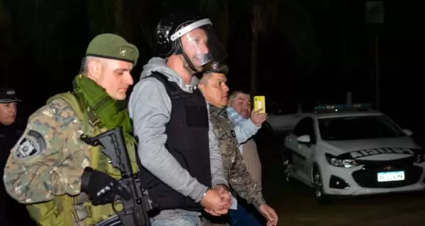 El diputado misionero Germn Kiczka llega detenido a la comisara de Apstoles