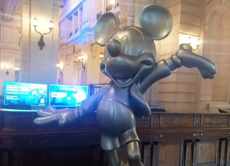 La foto de la escultura de Mickey viralizada en X.