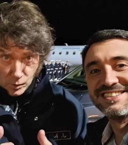 El legislador fueguino Agust�n Coto, acusado falsamente de llevar una bomba en un avi�n de Aerol�neas Argentinas, junto al presidente Javier Milei