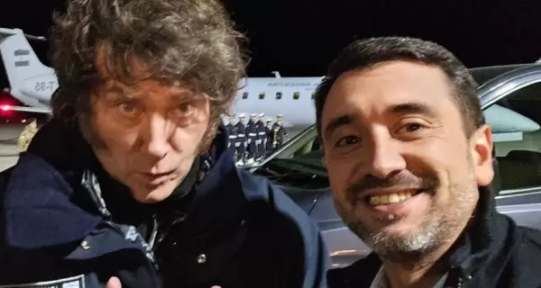 El legislador fueguino Agust�n Coto, acusado falsamente de llevar una bomba en un avi�n de Aerol�neas Argentinas, junto al presidente Javier Milei