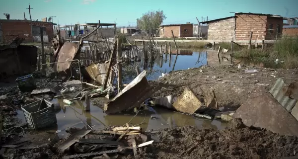 Dichos barrios estn cerca de cursos y cuerpos de agua, la presencia de residuos, y la vulnerabilidad a inundaciones por precipitaciones