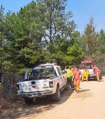 Los bomberos contuvieron un 50% del fuego en El Durazno.