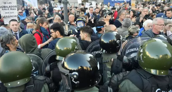 Represi�n policial en las inmediaciones del Congreso Nacional