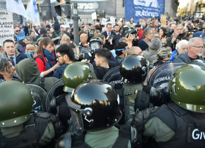 Represin policial en las inmediaciones del Congreso Nacional