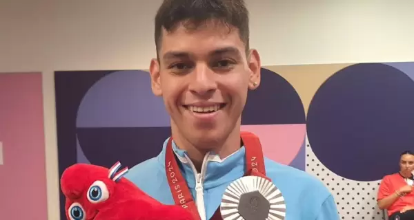 El velocista argentino Alexis Chvez con su medalla de plata en los Juegos Paralmpicos Pars 2024