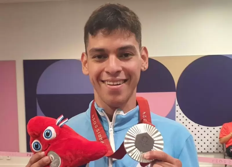 El velocista argentino Alexis Chvez con su medalla de plata en los Juegos Paralmpicos Pars 2024