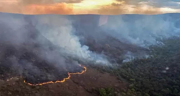 Uno de los incendios que afecta al Parque Nacional da Chapada dos Veadeiros, en Goi�s, Brasil.