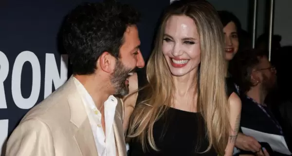 Angelina Jolie junto a Juan Minujn en la alfombra roja del Festival de Toronto