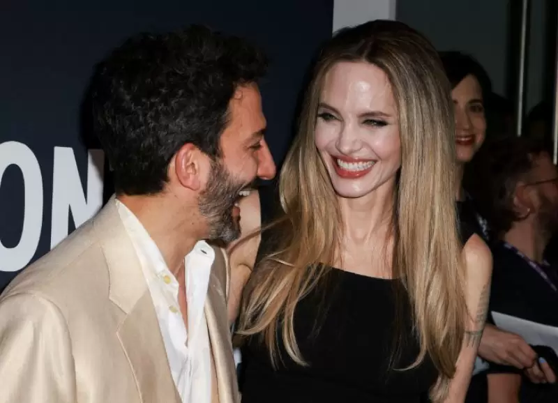 Angelina Jolie junto a Juan Minujn en la alfombra roja del Festival de Toronto