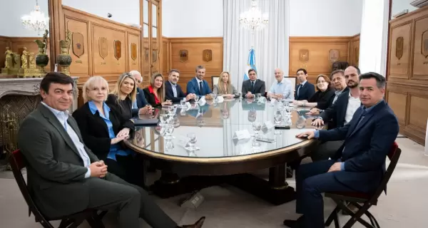Los diputados junto a funcionarios de Gobierno, en la reuni�n en Casa Rosada.