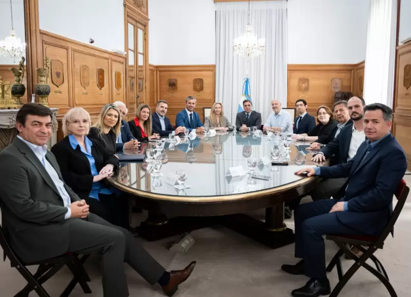 Los diputados junto a funcionarios de Gobierno, en la reunin en Casa Rosada.