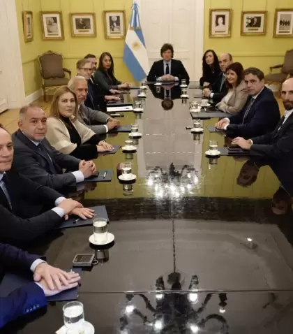 El presidente Javier Milei junto a funcionarios y senadores en la Casa Rosada.