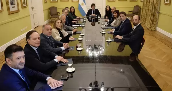 El presidente Javier Milei junto a funcionarios y senadores en la Casa Rosada.