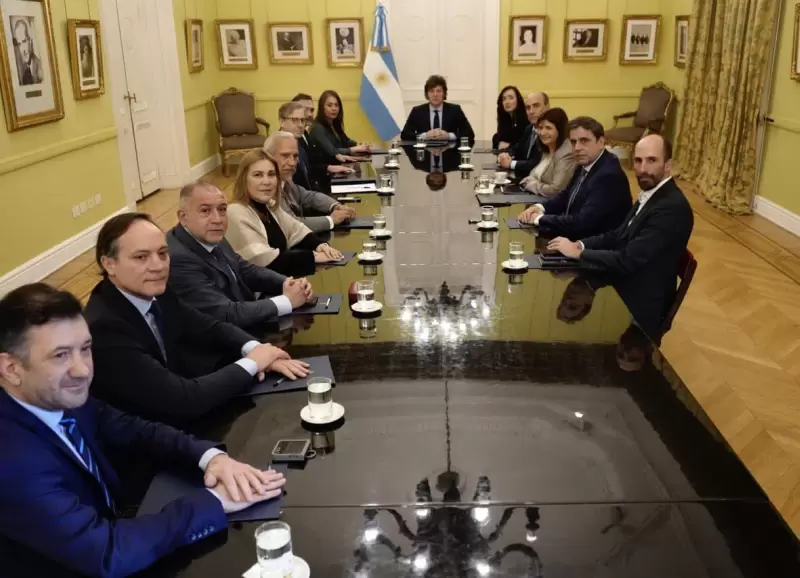 El presidente Javier Milei junto a funcionarios y senadores en la Casa Rosada.