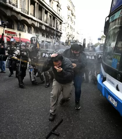 Represin en el Congreso tras el apruebo del veto a la Ley de Movilidad Jubilatoria.