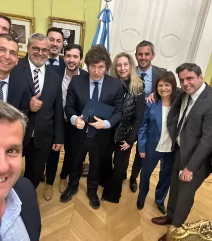 Mariano Campero junto a Javier Milei y otros diputados radicales