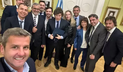 Mariano Campero junto a Javier Milei y otros diputados radicales