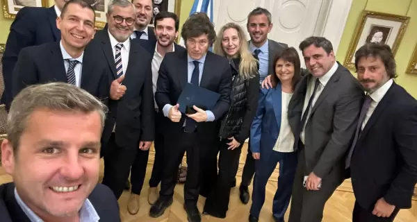 Mariano Campero junto a Javier Milei y otros diputados radicales