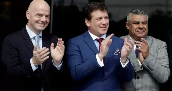 Tapia junto a los titulares de la FIFA, Gianni Infantino, y de Conmebol, Alejandro Domnguez