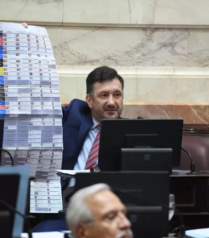 El senador Edgardo Kueider con un modelo de boleta �nica