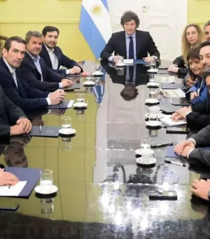 El presidente Javier Milei reunido con los diputados radicales antes de la votacin en el Congreso.