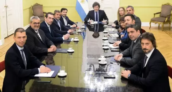 El presidente Javier Milei reunido con los diputados radicales antes de la votacin en el Congreso.