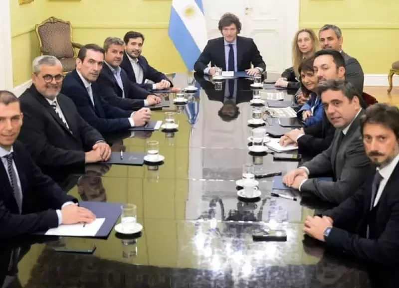 El presidente Javier Milei reunido con los diputados radicales antes de la votacin en el Congreso.