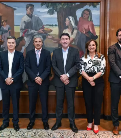 El ministro de Economa, Luis Caputo, junto a los representantes de Renault.