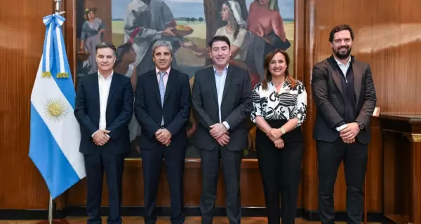 El ministro de Economa, Luis Caputo, junto a los representantes de Renault.