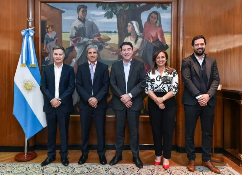 El ministro de Economa, Luis Caputo, junto a los representantes de Renault.