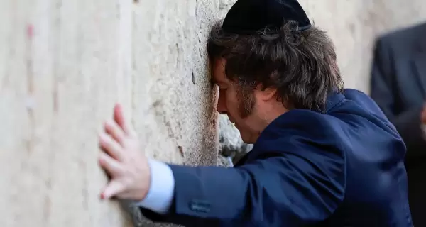 El presidente Javier Milei durante su visita al Muro de los Lamentos, en Israel.