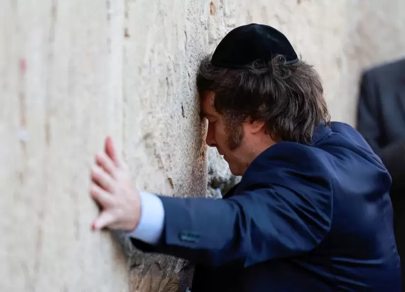 El presidente Javier Milei durante su visita al Muro de los Lamentos, en Israel.