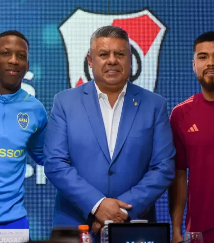 Los futbolistas Luis Advncula y Paulo Daz en la previa del Superclsico junto al presidente de la AFA, Claudio Tapia