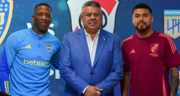 Los futbolistas Luis Advncula y Paulo Daz en la previa del Superclsico junto al presidente de la AFA, Claudio Tapia