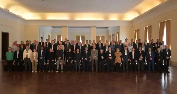 Carlos Bianco junto a intendentes y autoridades universitarias de la PBA.